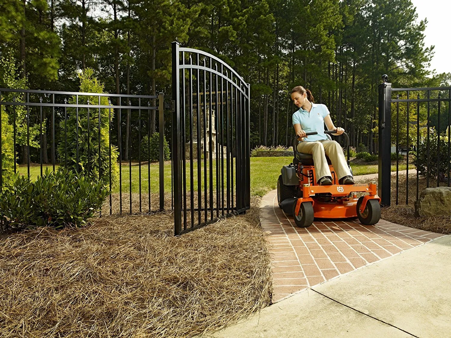 Husqvarna RZ3016 30-Inch 16.5 HP Briggs and Stratton Gas Powered Zero Turn Riding Lawn Mower